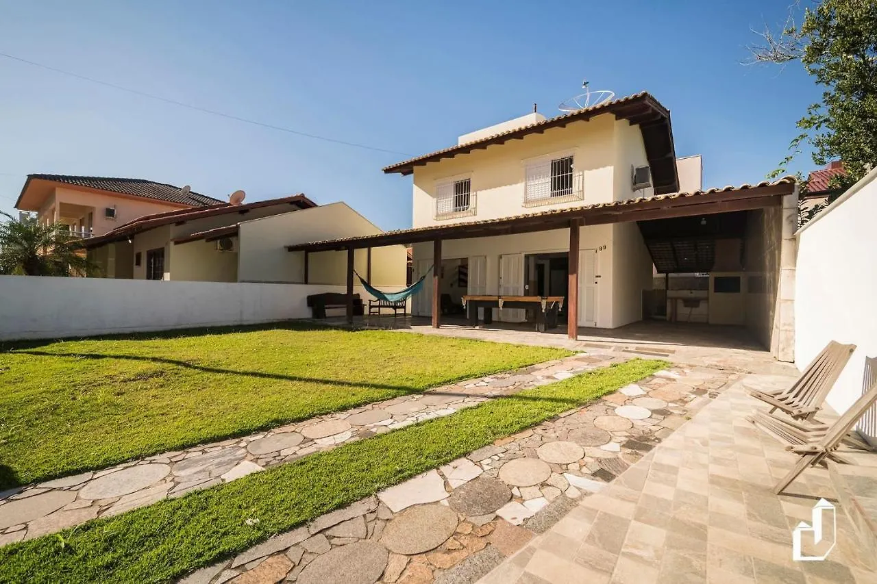 Casa Com 03 Dormitorios Climatizados Com Berco Bombinhas